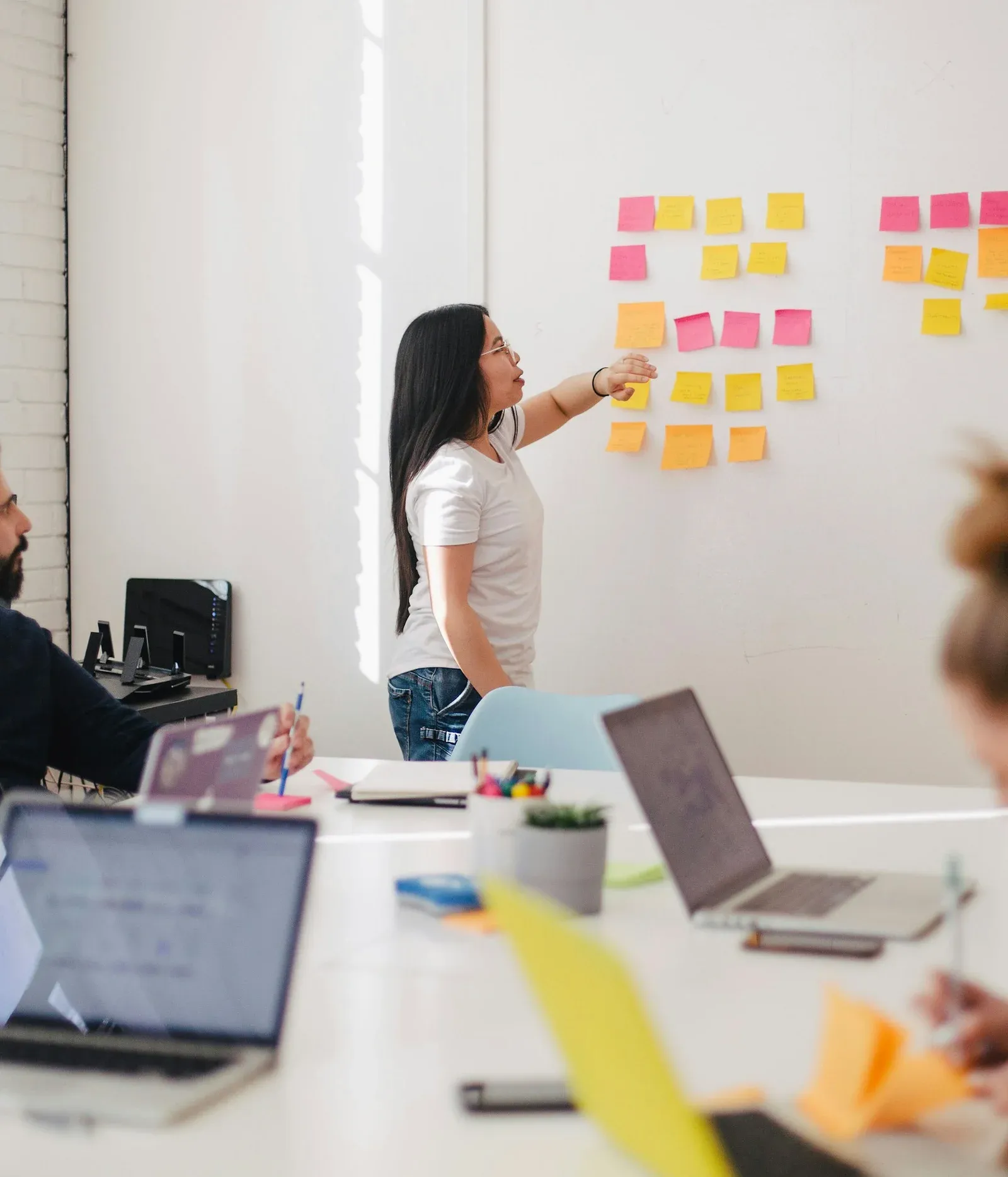 Team im modernen Büro — Symbolfoto